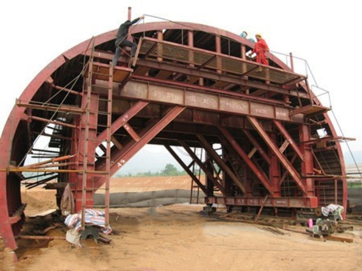 使用隧道台车钢模板时的注意事项