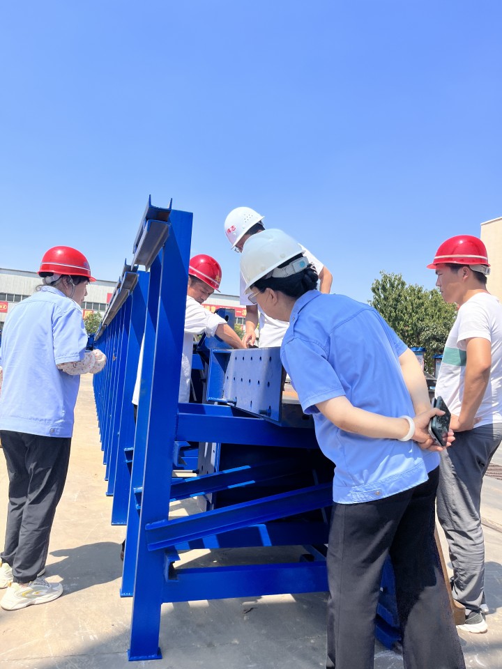 伟志模板欢迎客户来验收箱梁钢模板
