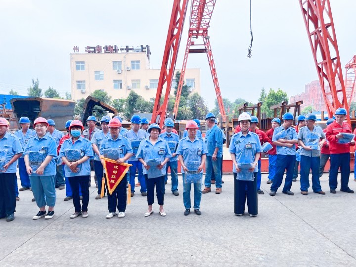 伟志gang模板为员工发放新工装