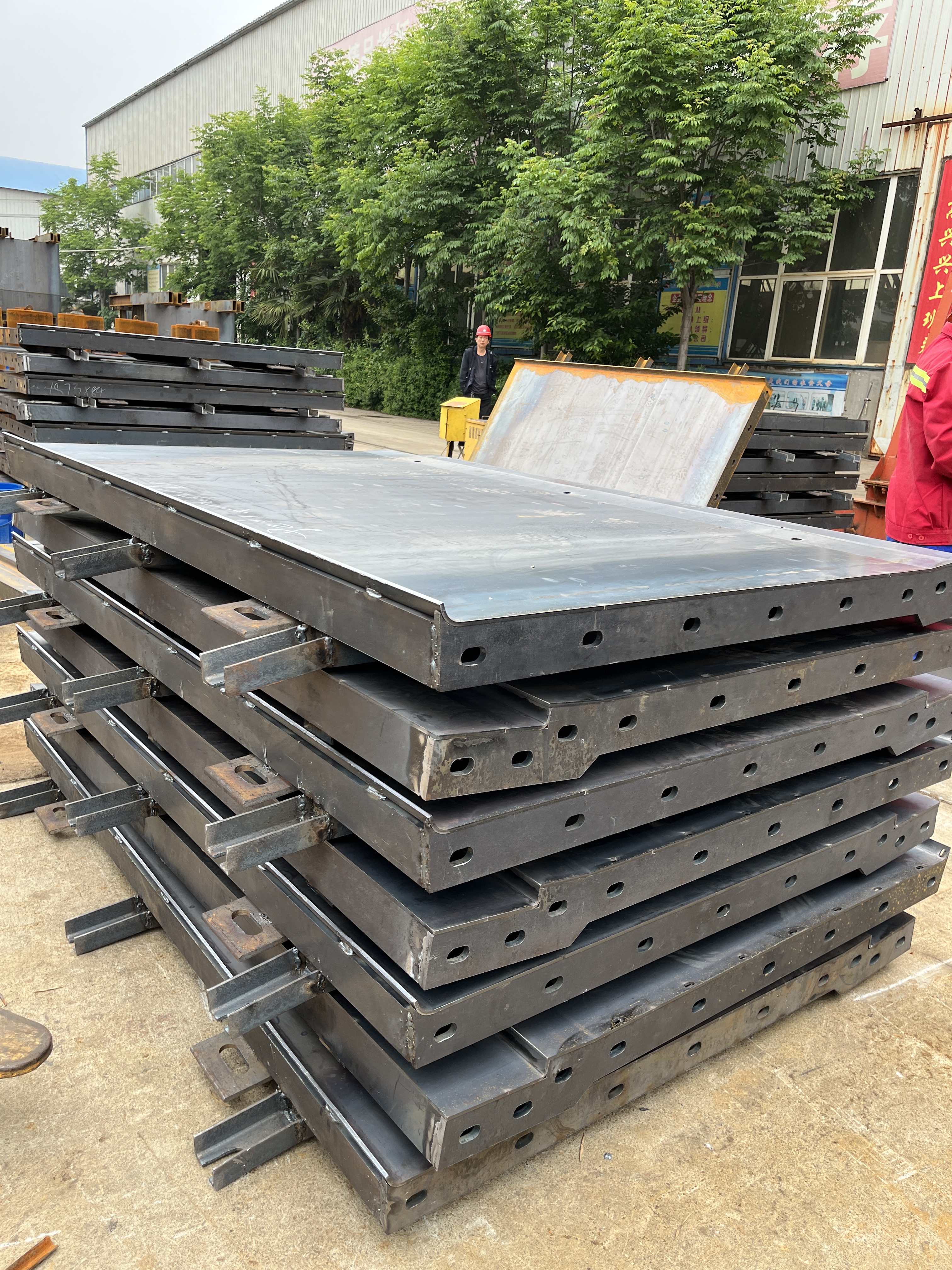 防撞墙护栏钢模板在应用和使用上的特点