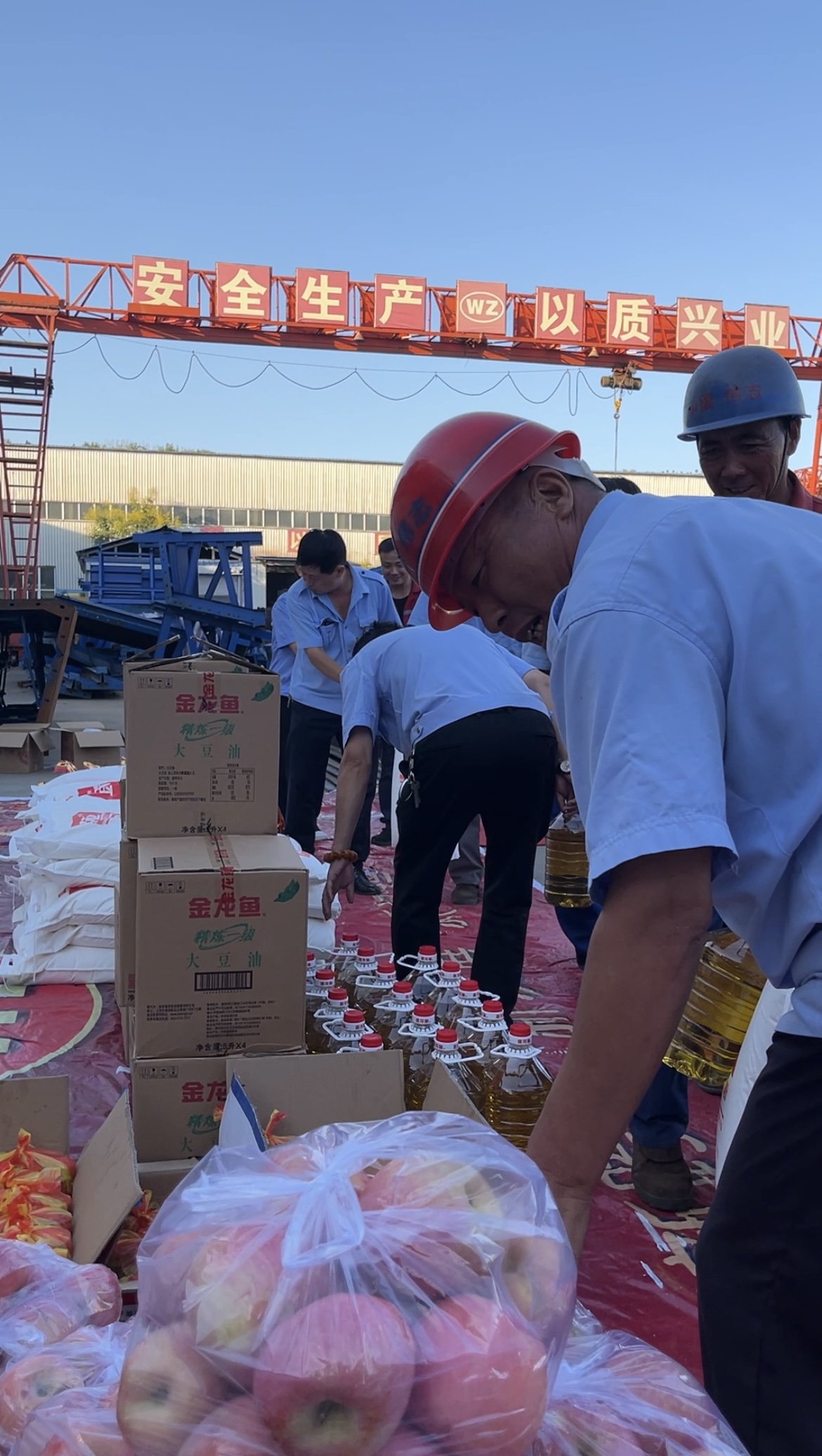 伟志钢模板认真工作的工人们