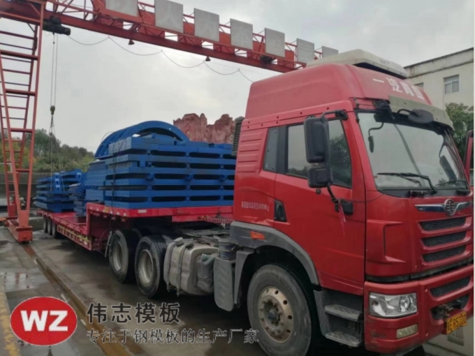 客户急需钢模板正在加急装货中